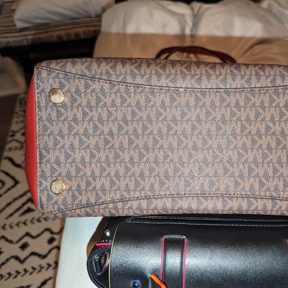 Michael Kors Voyager Handbag - Picture 13 of 14